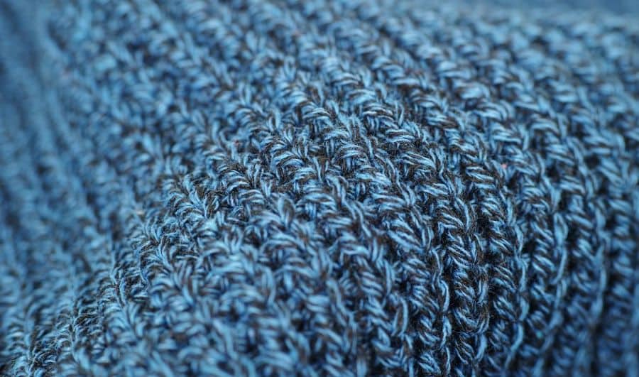 niebieski i gruby sweter bez zmechaceń