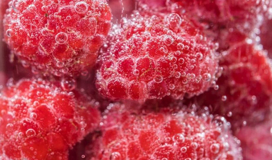drobinki lodu na zamrożonych owocach