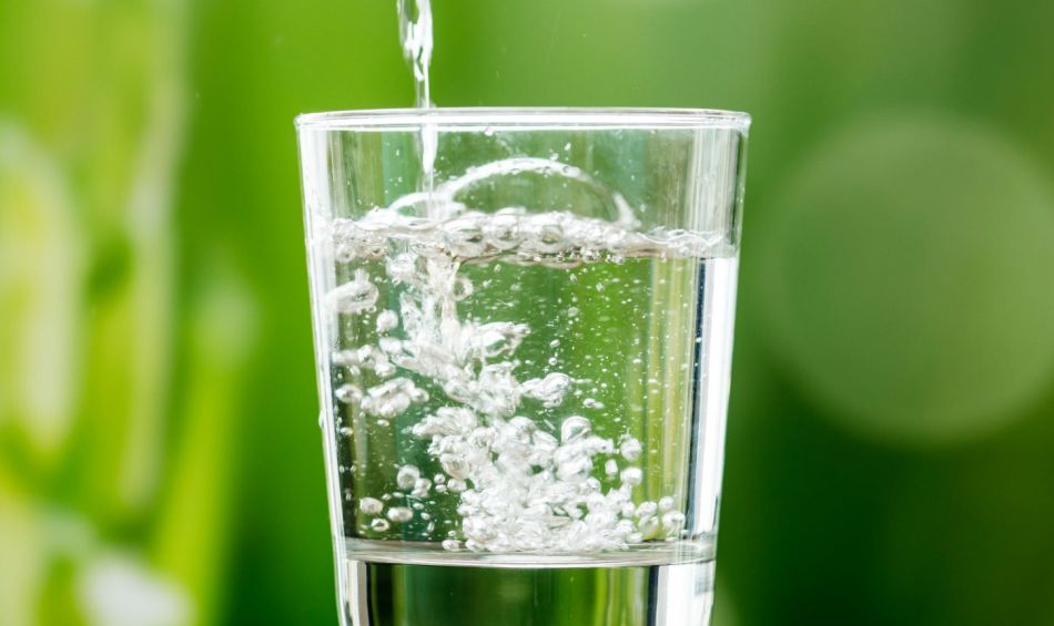 wlewanie wody do szklanki