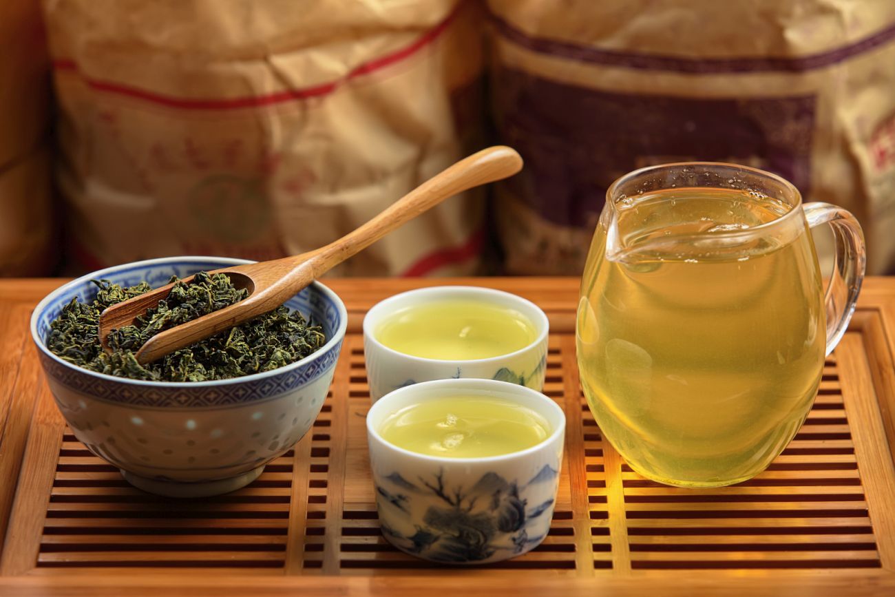 Herbata Oolong - liście i zaparzona w szklankach