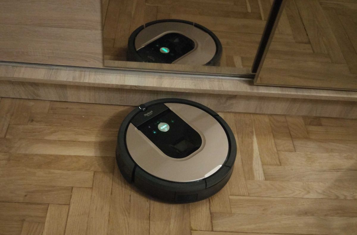 iRobot Roomba 976 dobrze odkurza drewniany parkiet