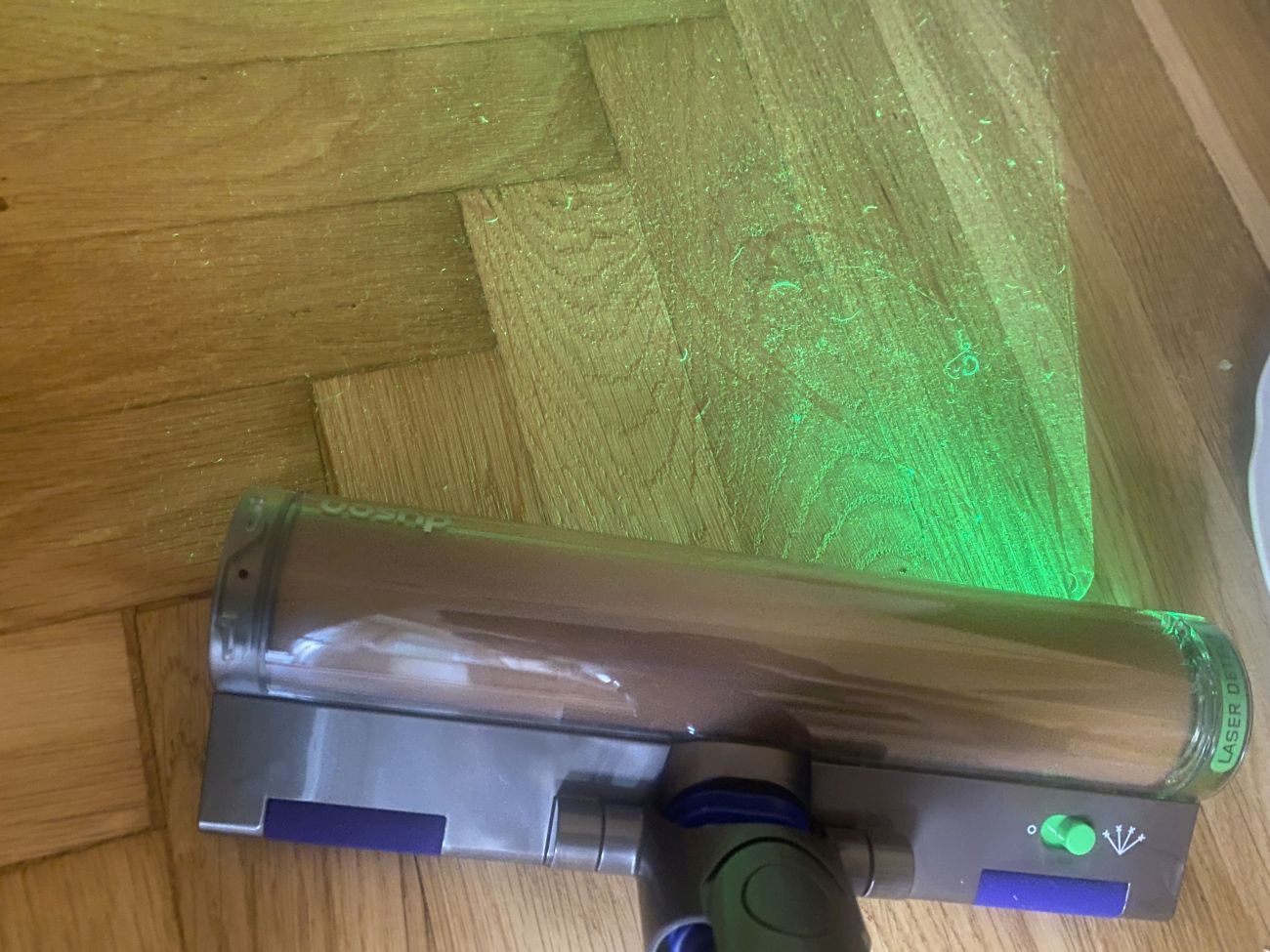 Dyson V15 Detect Absolute Extra laser podświetlający posadzkę