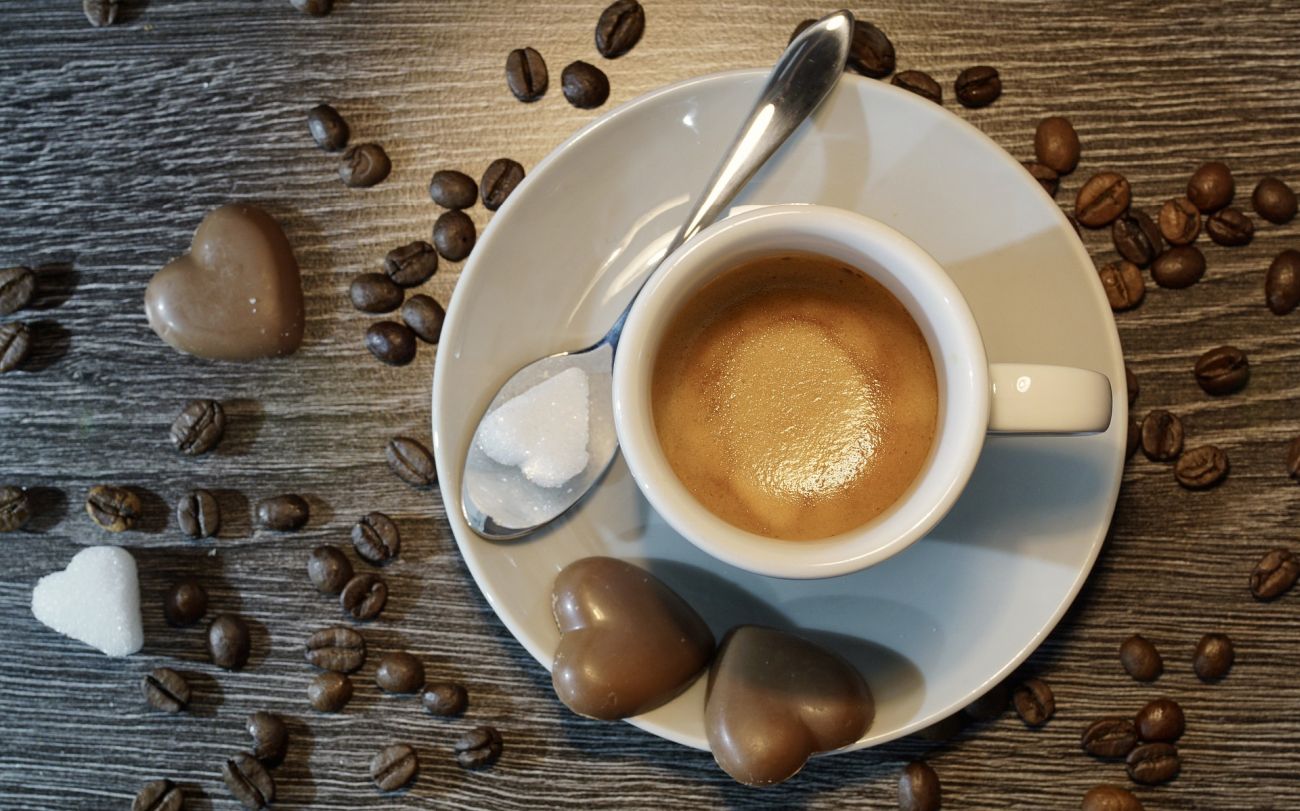 Kawa z mlekiem i cukrem niesie za sobą sporo kalorii