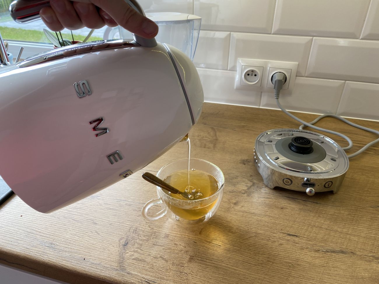Czajnik elektryczny SMEG KLF04WHEU podczas nalewania wody na herbatę