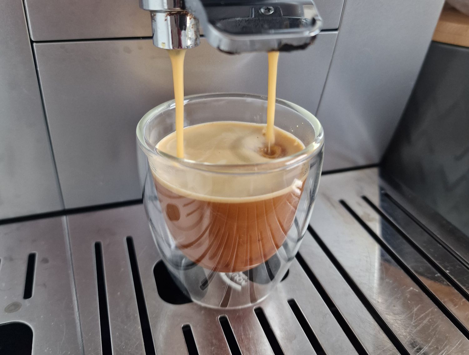 Ekspres do kawy De'Longhi Dinamica Plus ECAM 370.95.S podczas robienia kawy 2