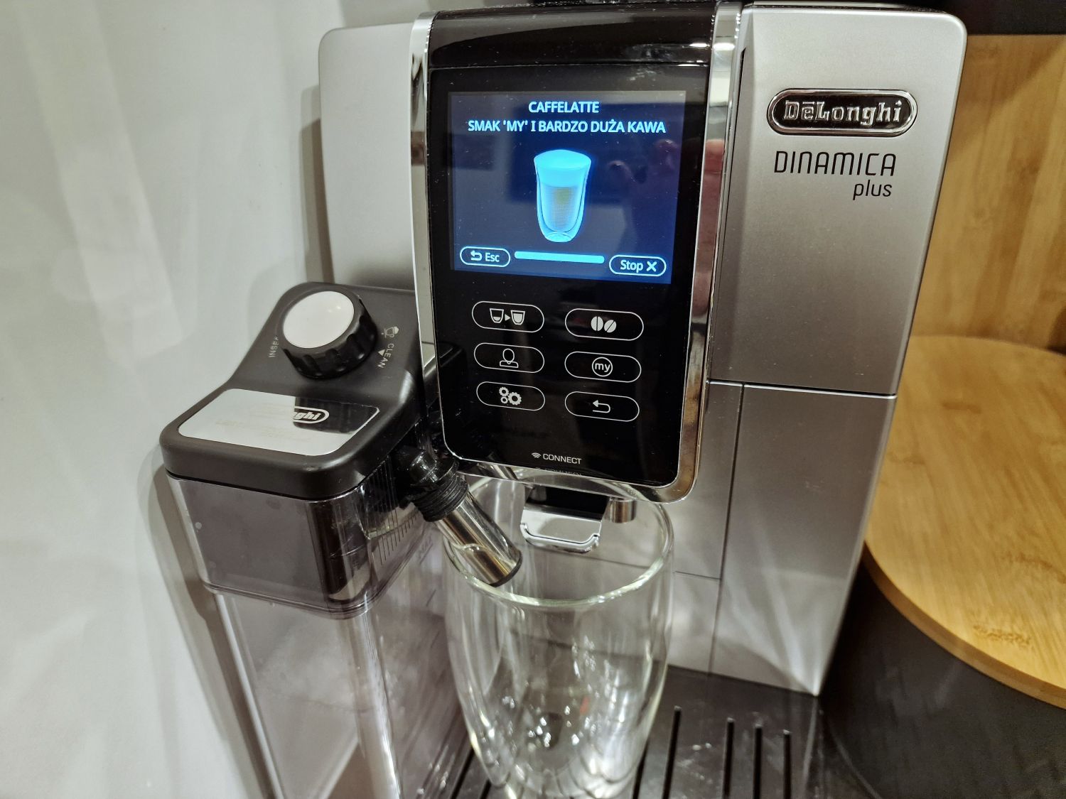 Ekspres do kawy De'Longhi Dinamica Plus ECAM 370.95.S karafka na mleko podczas pracy