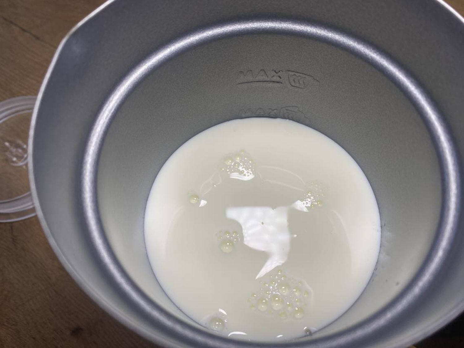 Spieniacz do mleka z Lidla SilverCrest SMA 500 E1 z wlanym mlekiem do spieniania
